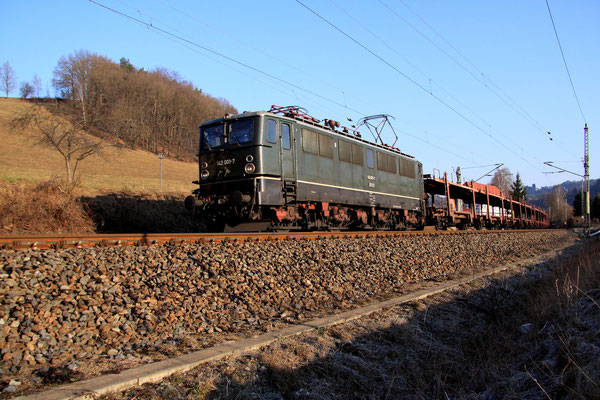 ex DR 242 001 / 142 001 der MTEG am 20.3.2012 bei Rathen mit Güterzug in Richtung Bad Schandau.
