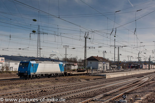 TXL 185 523 am 5.3.2018 in Graben-Neudorf mit dem "MARS-Zug"