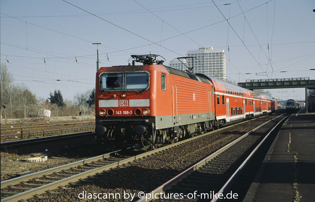 143 168 am 22.02.2003 mit RB 29672 Mannheim - Mainz in Ludwigshafen-Oggersheim