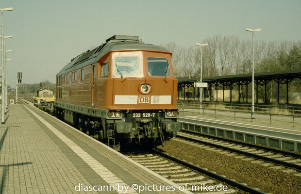 232 520 am 10.4.2003 in Arnsdorf mit einem Spezialwagen für Straßenbahnen vom Wagonbau Bautzen