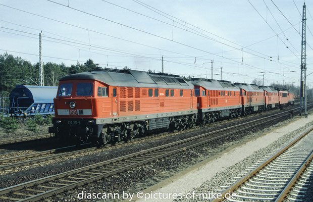 232 512 am 21.3.2003 in Hosena und Lokzug bestehend aus 4x 232 + 1x 155