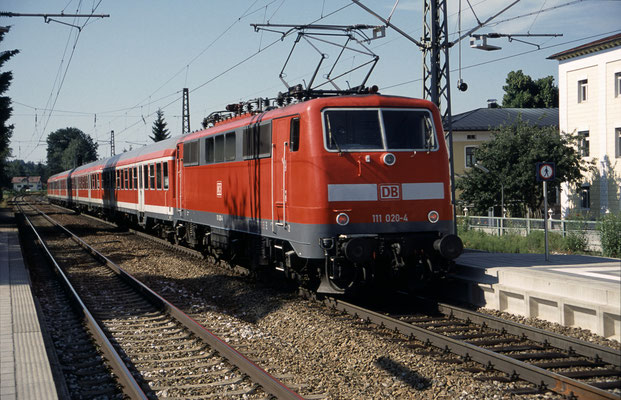 111 020 am 26.6.2002 in Prien am Chiemsee mit RB 31054 Freilassing - Rosenheim