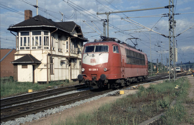 103 228 am 31.5.2002 in Eisenach, rangiert vom FbZ 75007 Leipzig - Frankfurt