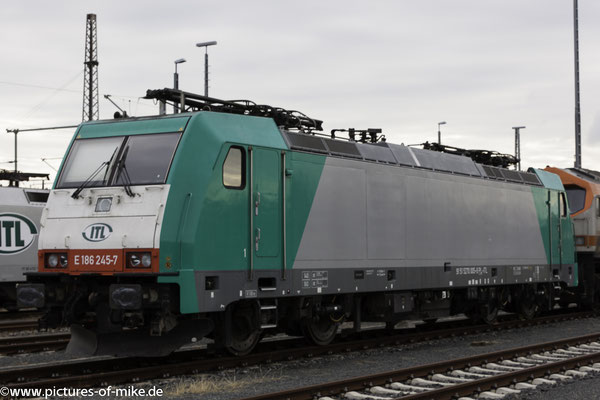 ITL 186 245 am 10.7.2016 abgestellt in Pirna. Nach Ihrer Entgleisung am 23.5.2016 bei Krippen, warten die Lok immer noch auf ihre Instandsetzung.