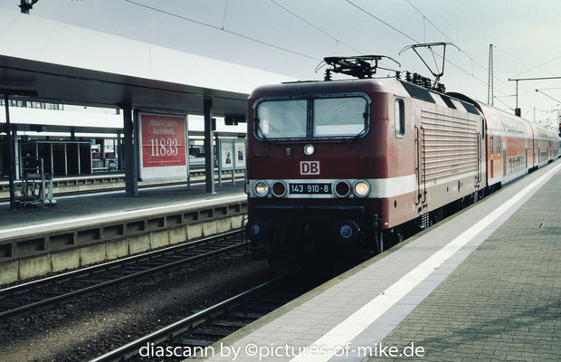 143 910 am 05.09.2002 mit RB 28188 Stuttgart - Homburg in Mannheim Hbf.