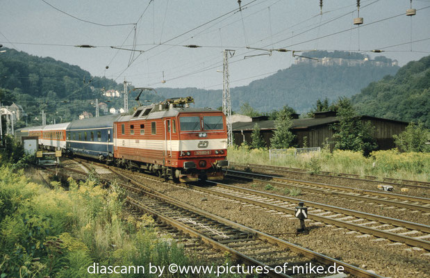371 003 am 10.8.2002 mit Nachtzug 371 in Königstein