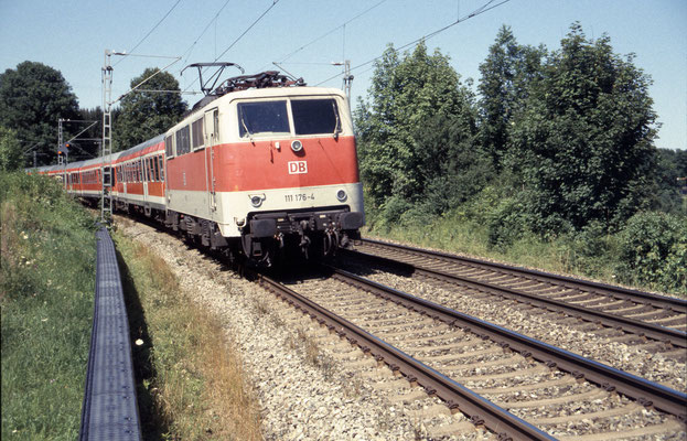 111 176 am 5.7.2002 bei Rimsting mit RE 31011 München - Salzburg