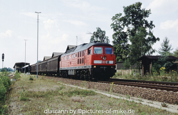 232 189 am 3.8.2002 in Arnsdorf mit einem Umleitergüterzug über Ebersbach nach CZ auf Grund von Streckensperrung wegen Bauarbeiten im Hbf. Dresden