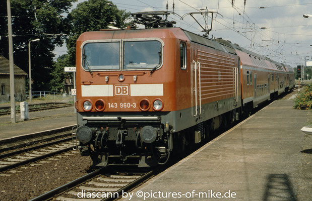 143 960 am 06.08.2002 mit RB 17626 Hoyerswerda - Leipzig in Ruhland