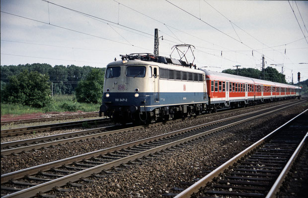 110 347 am 04.06.2002 in Wisloch walldorf mit RB 23048 Karlsruhe - Saarbrücken