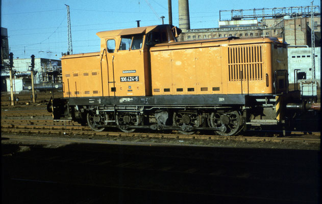 F-Nr. 11705 / 1967: DR 106 424 auf dem Bahnhof Pirna, undatiert ca. 1990-1991. Indienststellung als V60 1424.