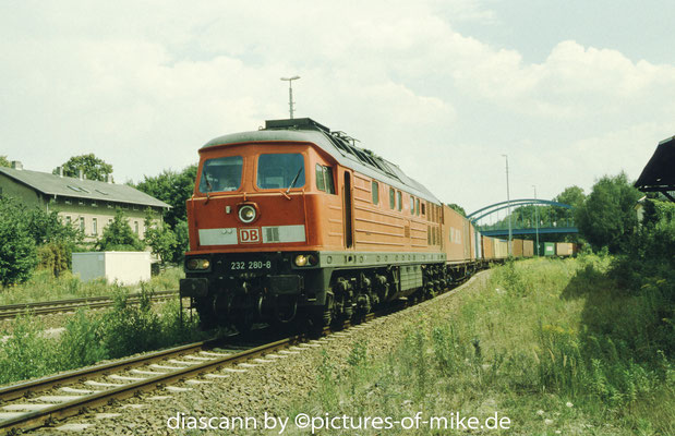 232 280 am 3.8.2002 in Arnsdorf mit einem Umleitergüterzug von Pirna auf Grund von Streckensperrung wegen Bauarbeiten im Hbf. Dresden