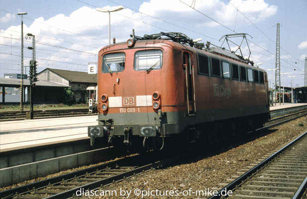 150 089 am 04.6.2002 in Bruchsal beim Umfahren ihres KLC 64621 Karlsruhe - Stuttgart