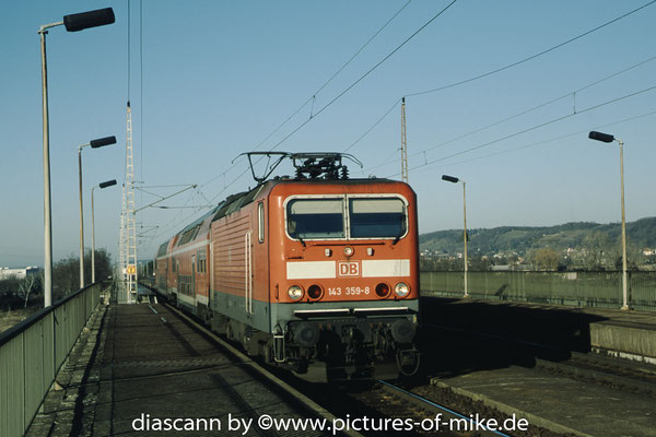 143 359 am 16.1.2005 in Dresden-Niederwartha mit RE 17229 Hoyerswerda - Dresden