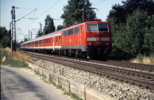 111 167 am 9.7.2002 in Prien am Chiemsee mit RE 31018 Salzburg - München