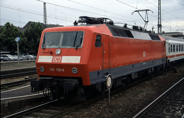 120 108 am 05.6.2002 in Bruchsal mit IR 2574 "Leinetal" Karlsruhe - Hamburg