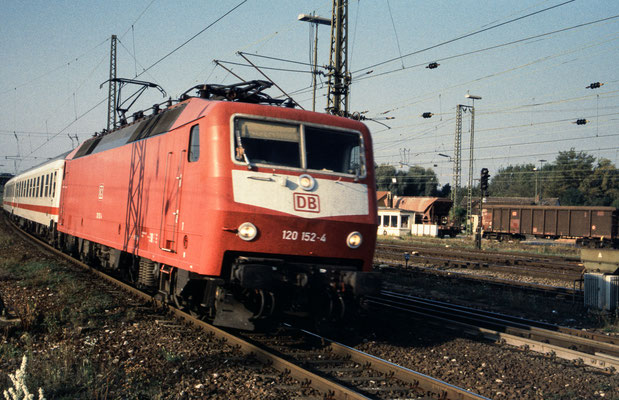 120 152 am 06.09.2002 in Bruchsal mit IR 2574 "Leinetal" Karlsruhe - Hamburg