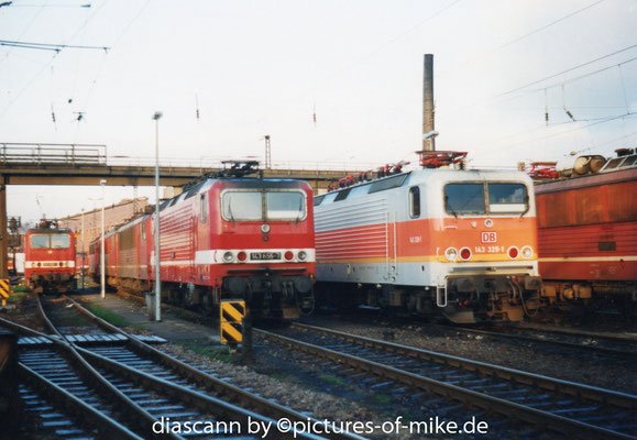 143 656 und 143 329 (Bh Dortmund) im November 1994 im Bw Dresden Friedrichstadt