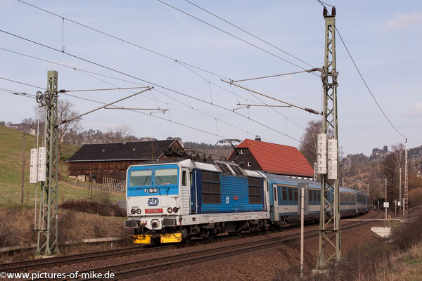 371 002 am 27.2.2016 mit EC 173 Hamburg - Budapest bei Rathen