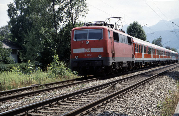 111 069 am 12.7.2002 in Prien am Chiemsee mit RB 31054 Freilassing - Rosenheim