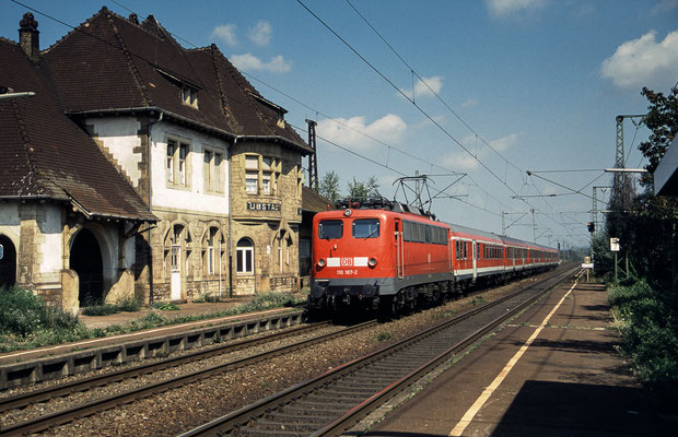 110 187 am 06.09.2002 in Ubstadt-Weiher mit RB 23033 Merzig - Karlsruhe