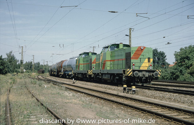 Bombardier 72540 + 72550, beide 2002 // #KEG V100.40 + V100.50 (beide ohne Anschriften) am 21.7.2003 mit einem BASF-Zug in Coswig / Sachsen. Spenderfahrzeuge sind nicht bekannt.