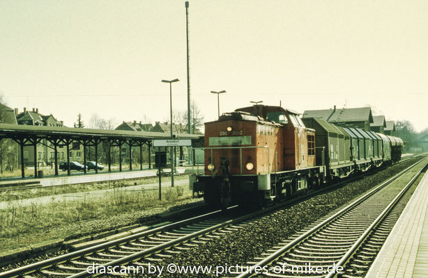 298 311 / LEW 17839, 1982 am 10.4.2003 mit Nahgüterzug in Arnsdorf / Sa. ex 111 011, Umbau 1993 in 298 311