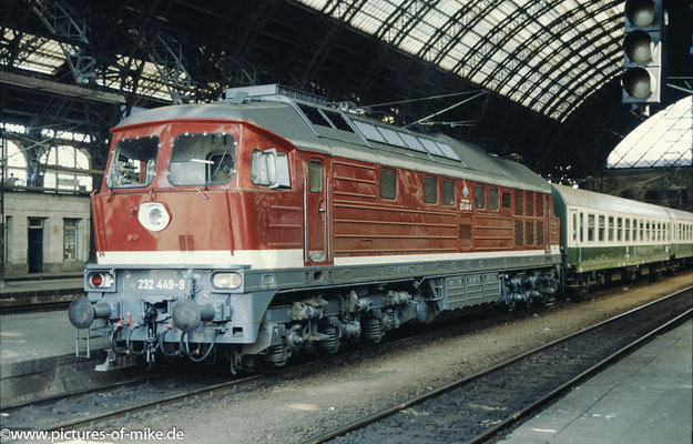 232 449 am 3.8.1993 in Dresden Hbf. mit Zug D1857 nach Görlitz