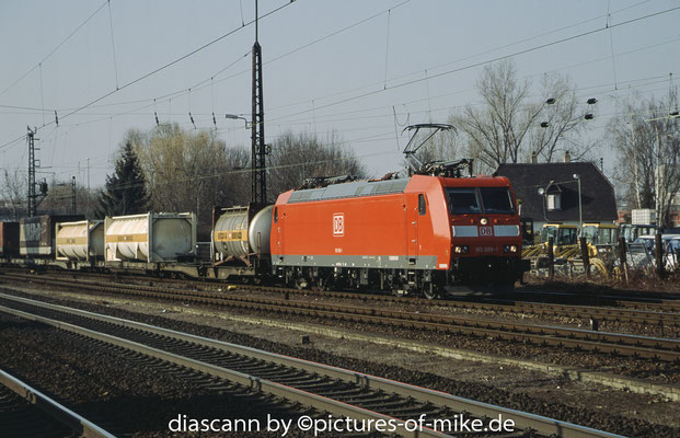 185 098 am 22.2.2003 in Ludwigshafen-Oggersheim mit Güterzug aus der BASF