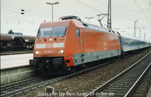 101 050 am 05.6.2002 in Bruchsal mit IR 2213 "Siebengebirge" Dortmund - Karlsruhe