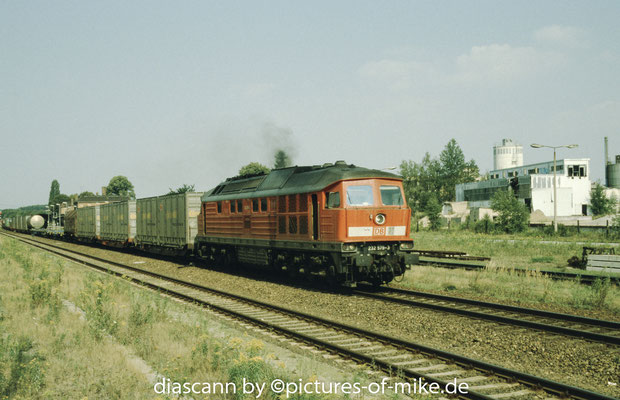 232 579 am 3.8.2003 in Radeberg mit Umleitergüterzug nach CZ über Arnsdorf - Pirna wegen Streckensperrung / Bauarbeiten Dresden Hbf.