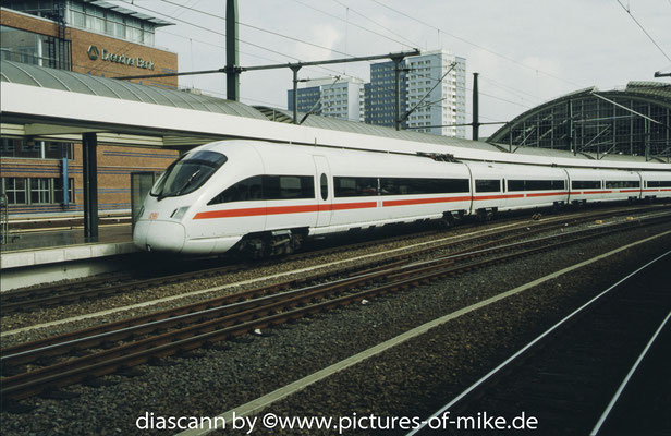 411 003 am 29.9.2002 in Berlin-Ostbahnhof mit ICE Berlin - Hamburg