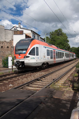 TW 305 der VIAS fährt am 21.06.2013 in Rüdesheim ein