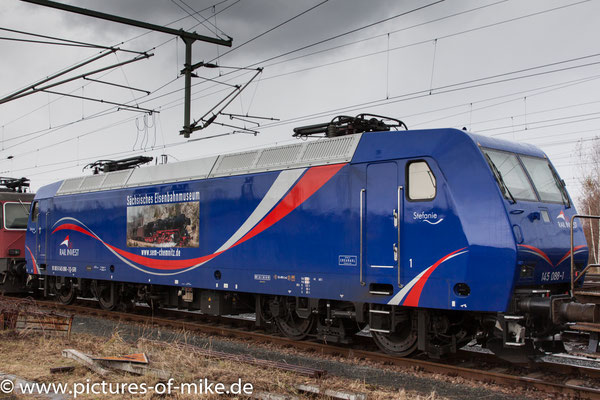 SRI 145 088 "Stefanie" angemietet von HSL warten am 18.11. in Pirna auf weitere Aufgaben. Hinter der Lok verbirgt sich die ehemalige SBB 481 006.