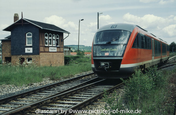 642 007 / 507 am 30.5.2002 als RE 16137 Arnstadt - Saalfeld in Stadtilm
