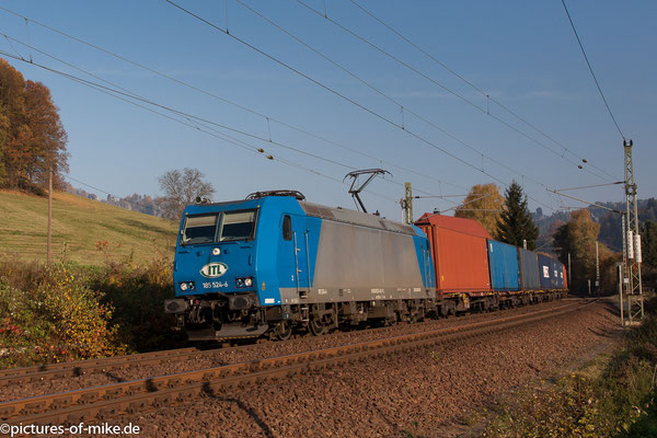 ITL 185 524 am 31.10.2015 mit Containerzug bei Rathen