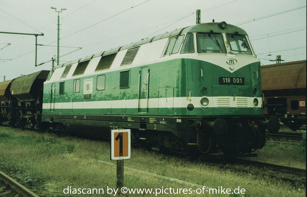 ITL 118 001 am 17.5.2003 abgestellt auf dem Güterbahnhof Pirna. LOB 275106, 1965 / ex 118 119 