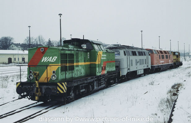 LEW 16675, 1981 // # WAB 11 am 11.2.2003 in Ebersbach. Im Schlepp WAB 99, V 200 und ein Henschel-Diesel zur Überführung nach Nymburk zwecks Aufarbeitung.
