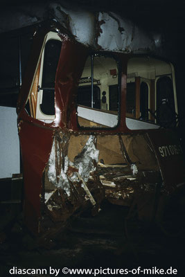 972 016 am 19.9.1995 abgestellt nach Unfallschaden in einem Lokschuppen in Stendal