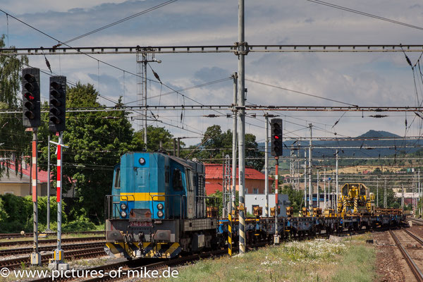 IDS 740 518 am 2.7.2017 in Lovosice mit einem Langschienenzug und Verlegetechnik
