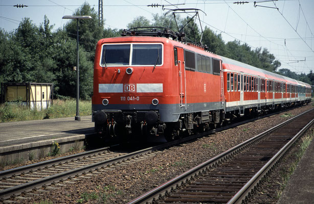 111 041 am 27.6.2002 in Übersee am Chiemsee mit RB 31054 Freilassing - Rosenheim