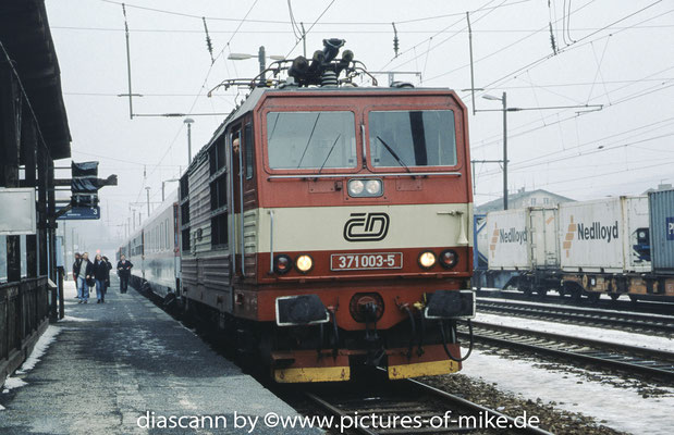 371 003 am 1.3.2003 mit Nachtzug 371 in Bad Schandau