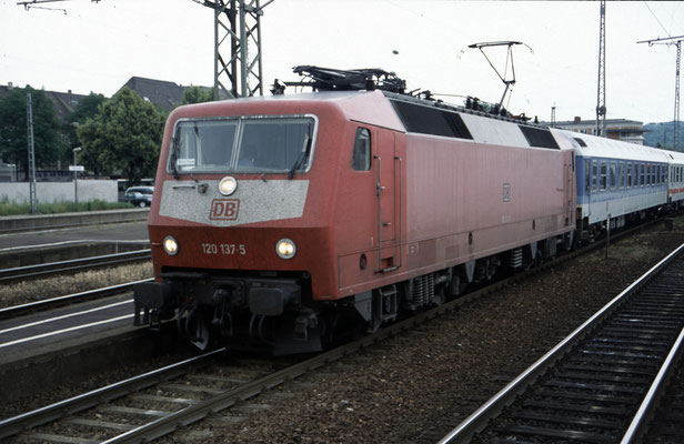 120 137 am 05.06.2002 in Bruchsal mit IR 2572 "Carl Benz" Karlsruhe - Hamburg