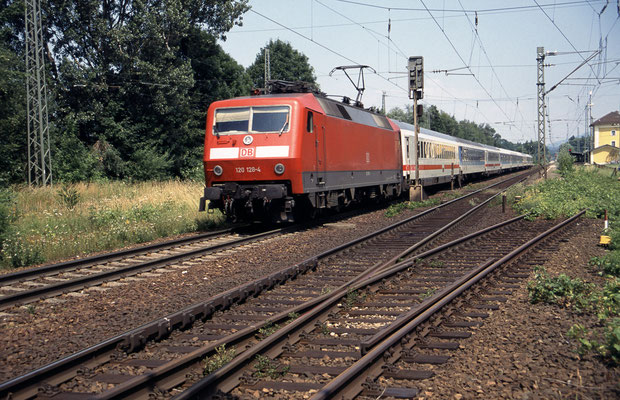 120 128 am 27.06.2002 durchfährt Übersee am Chiemsee mit IR Salzburg - München