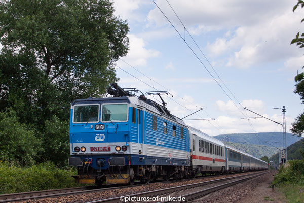 371 001 am 28.6.2015 mit EC174 Budapest - Hamburg in Krippen