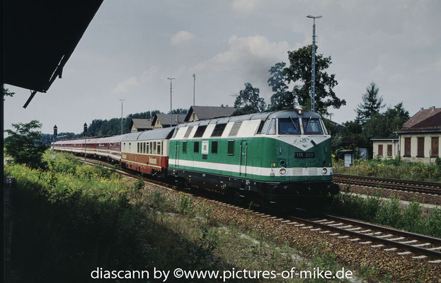 ITL 118 003 am 3.8.2003 mit einem Sonderzug durch Arnsdorf. LOB 275085, 1965 / ex 118 085 / 118 585