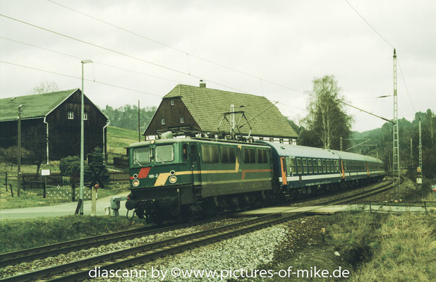WAB 109-2 (ex DR 211 013) am 31.3.2003 in Rathen mit einem Sonderzug. LEW 1962, Fabriknummer 9904