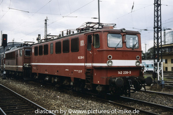 142 239 am 20.9.1995 in Dresden-Hauptbahnhof