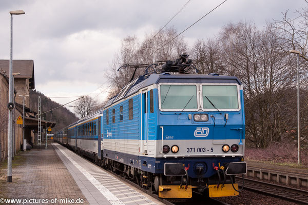 371 003 am 6.3.2016 mit EC 379 Kiel - Prag in Krippen