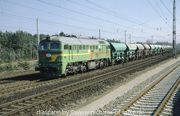 ITL 120 008 (ex. CD 781 448) am 18.3.2003 mit Güterzug durch Hosena.